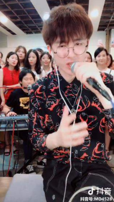 抖音在這溫暖的房間我于是慢慢發(fā)現(xiàn)是什么歌?完整版歌詞一覽